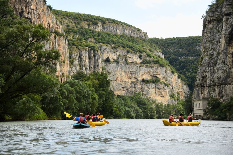 Experience the unique thrill of canoeing through the Chiusa di Ceraino canyon! ...
