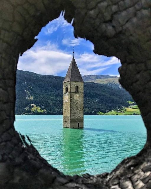 
The submerged bell tower in Lake Resia is the symbol of the Venosta Valley.


