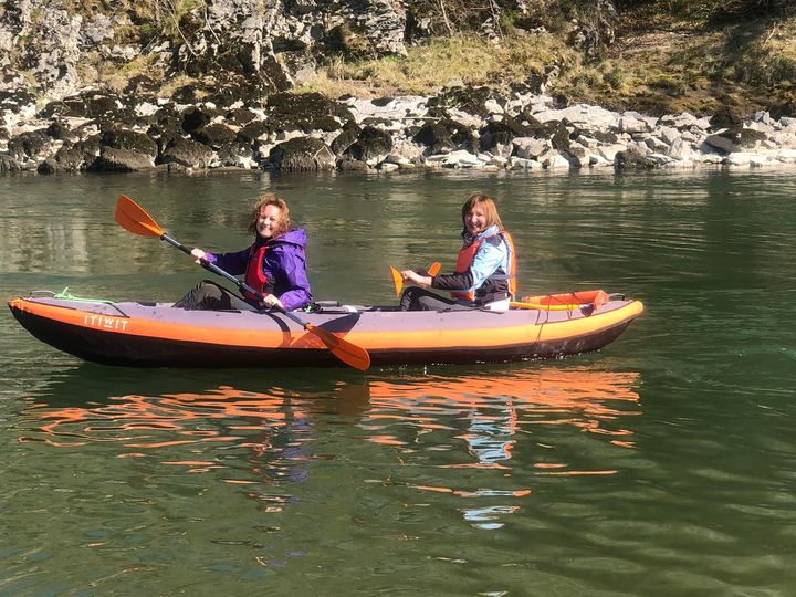  Die Saison beginnt!  Wenig Wasser im Fluss, perfekt zum Erlernen des Kajakfahrens!  Buch ...
