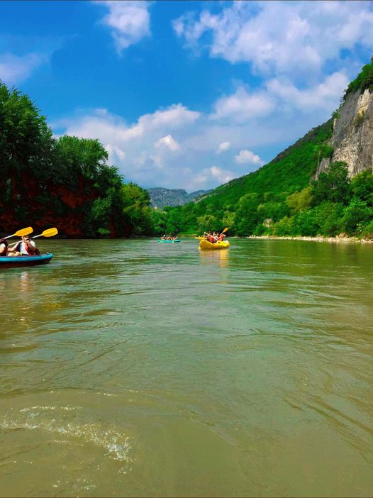  Visitvaldadige.com RAFTING- UND KAJAK-ERFAHRUNG Auf der Etsch.  Eingepackt in ...
