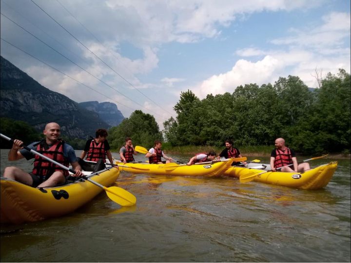  Visitvaldadige.com RAFTING- UND KAJAK-ERFAHRUNG Auf der Etsch.  Eingepackt in ...
