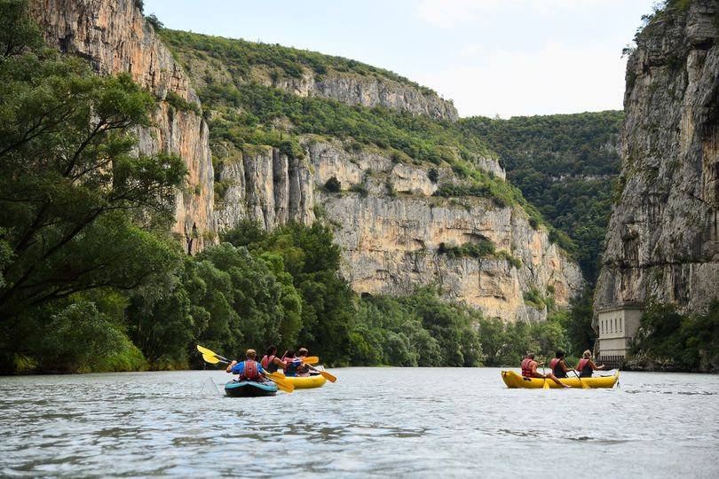 Prova l'emozione unica di percorrere in canoa il canyon della Chiusa di Ceraino!...
