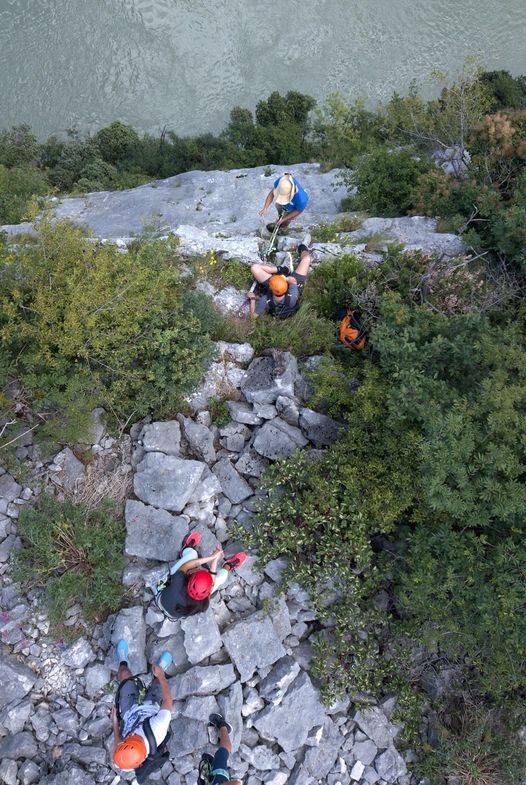 Ripartiamo in sicurezza! 
Perché non con un bel Raft & Climb?

Una guida rafting...